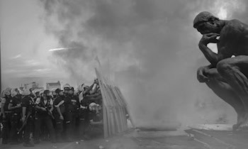 Barrikaden und Brandstiftung in Connewitz