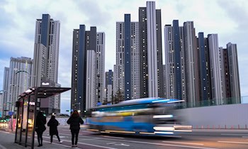 Vandalismus am Lindenauer Markt: Haltestelle entglast und beschmiert