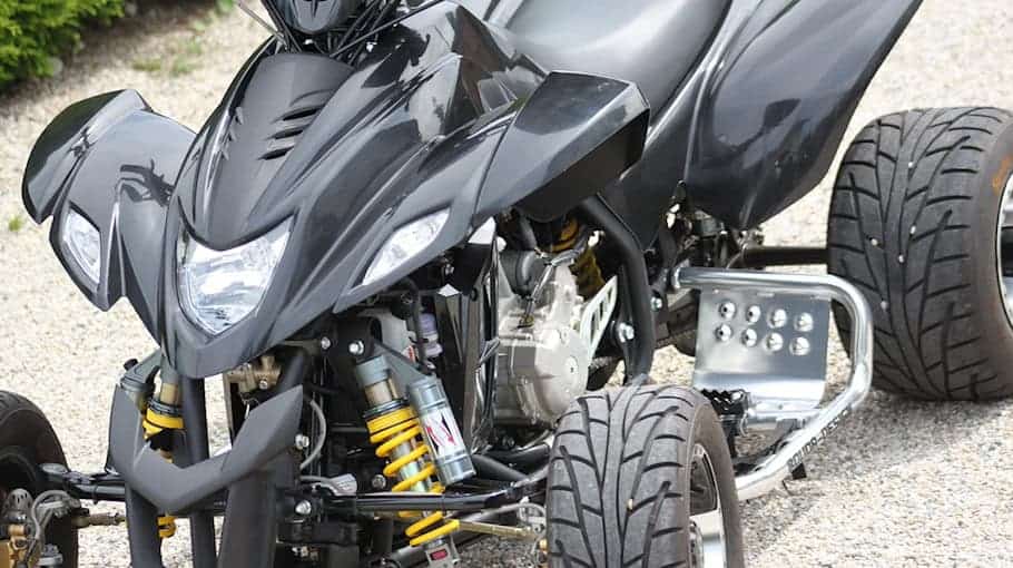 Rotes Quad und gestohlener Anhänger im Wald bei Kodersdorf