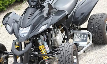 Rotes Quad und gestohlener Anhänger im Wald bei Kodersdorf