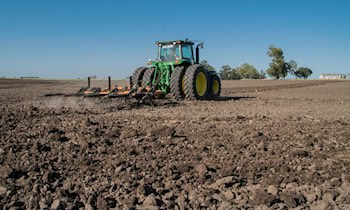 Traktor schleudert bei winterlichen Straßenverhältnissen in zwei Pkw