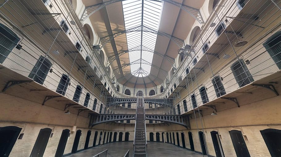 Nach Schlägerei in Hoyerswerda: Mann wegen Haftbefehl in JVA