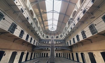 Nach Schlägerei in Hoyerswerda: Mann wegen Haftbefehl in JVA