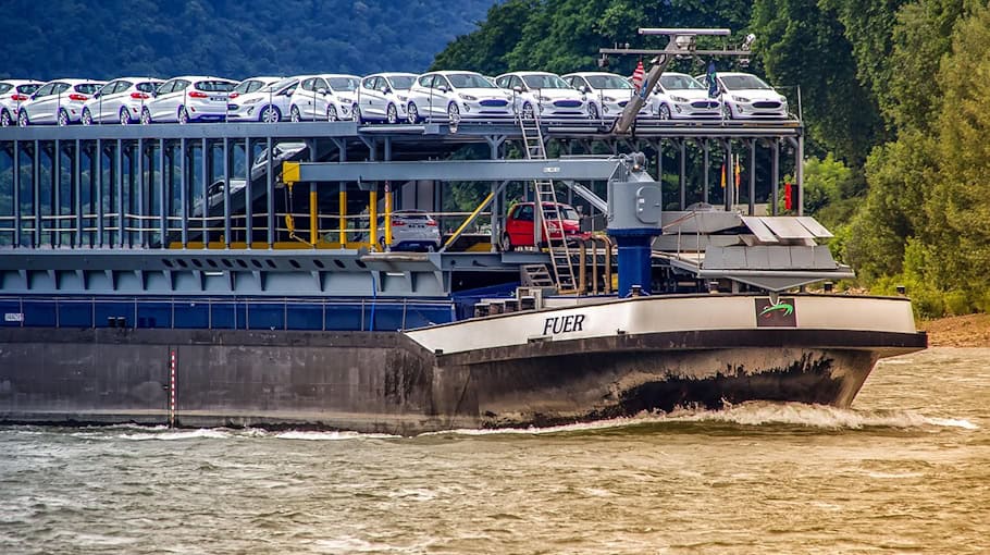 Autotransporter bleibt in Unterführung hängen