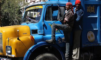 Müllfahrzeug brennt auf S 111 in Görlitz