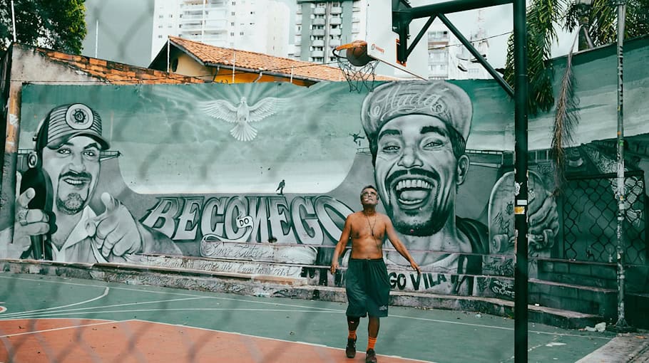 Sieben Graffiti an Hauswänden in Plauen