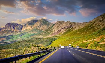 Opel-Fahrer weicht Motorrad aus und stößt gegen Leitplanke