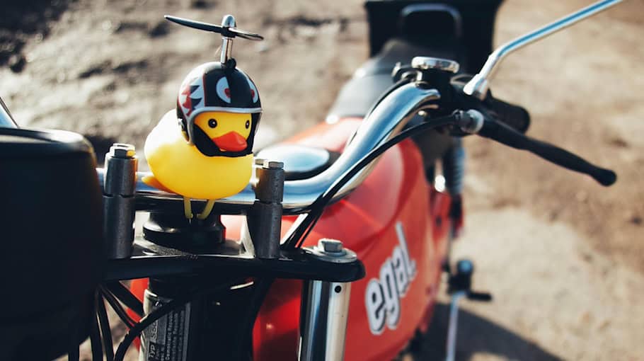 Moped prallt gegen stehenden Pkw in Flöha