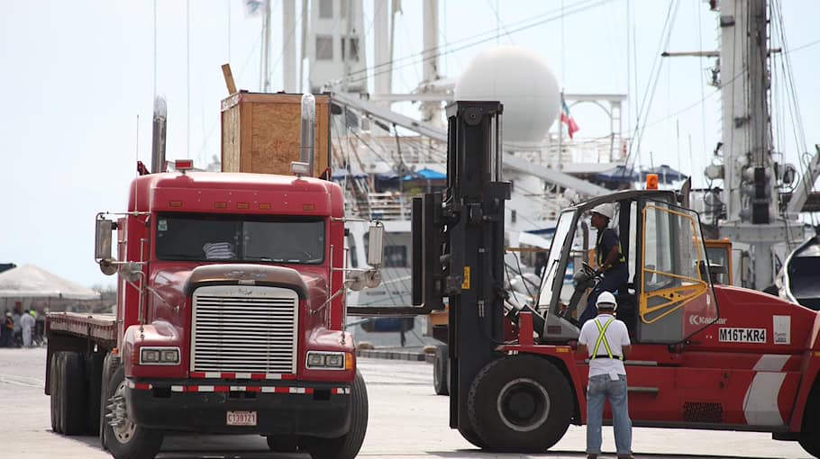 Gabelstapler prallt gegen Opel Insignia in Wilsdruff