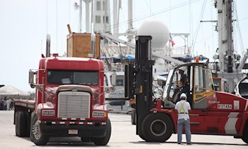 Gabelstapler prallt gegen Opel Insignia in Wilsdruff