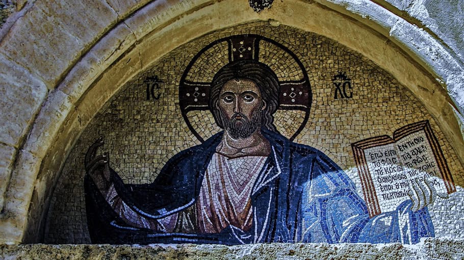 Fußgängerin (83) bei Sturz an Haltestelle schwer verletzt