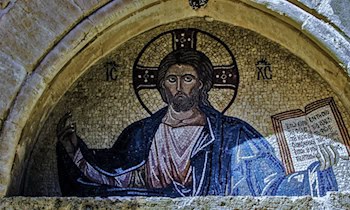 Fußgängerin (83) bei Sturz an Haltestelle schwer verletzt