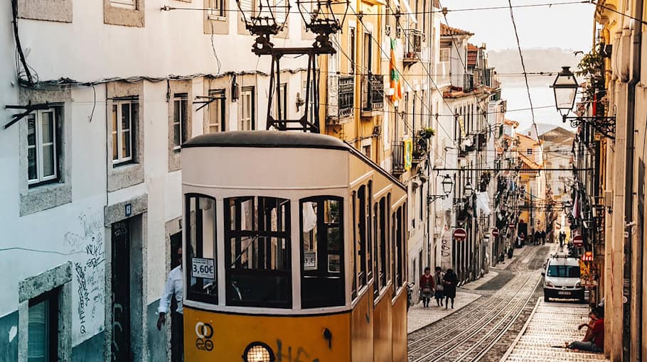 Kind von Straßenbahn erfasst – Zeugenaufruf