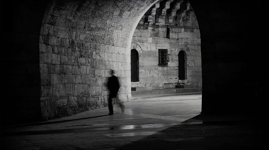 Beschädigte Deckenstrahler und Ampel im Tunnel Königshainer Berge