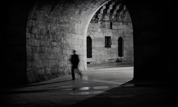 Beschädigte Deckenstrahler und Ampel im Tunnel Königshainer Berge