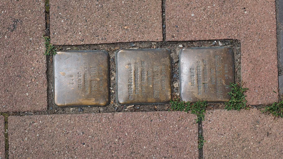 Beschädigte Stolpersteine in Leipzig-Wahren