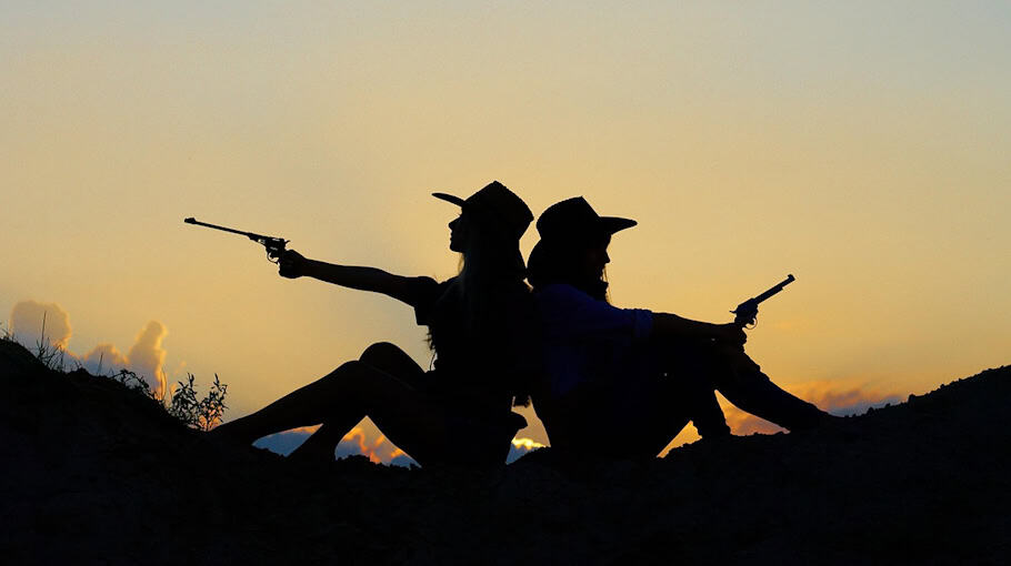 Mann mit Pistole vor Grundschule