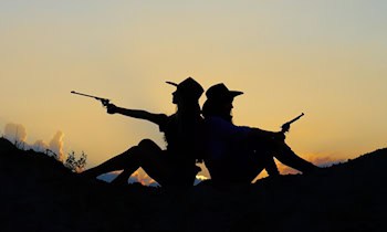 Mann mit Pistole vor Grundschule