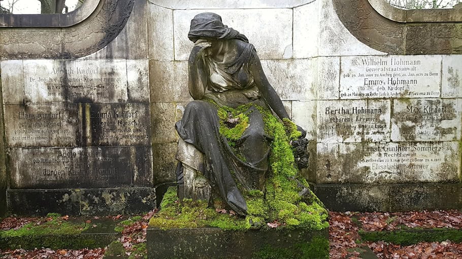 Kupferdiebstahl an Grabplatte auf Friedhof in OT Bernsdorf