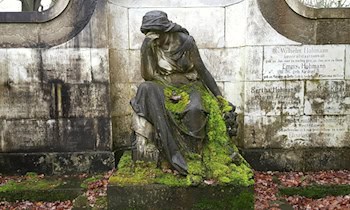 Kupferdiebstahl an Grabplatte auf Friedhof in OT Bernsdorf