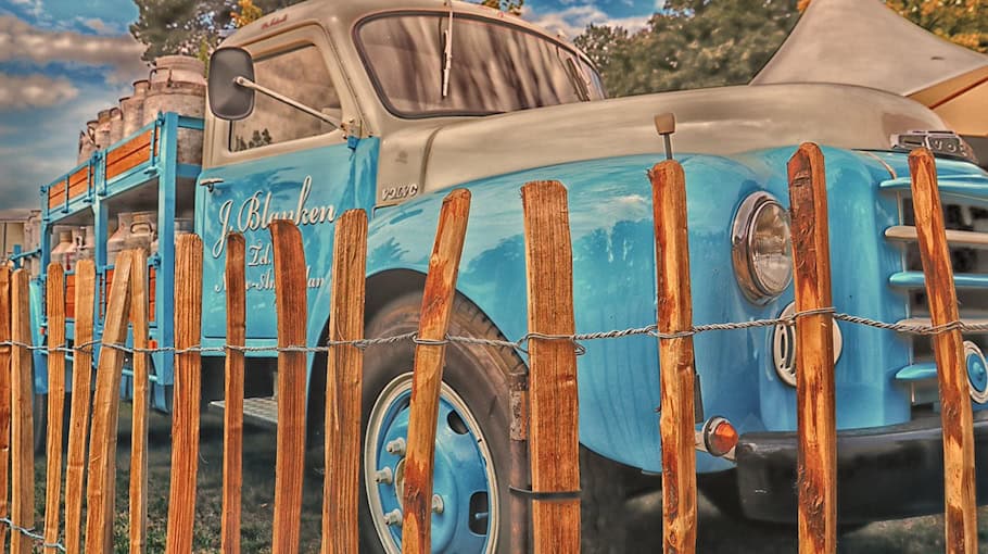 Transporter landet im Weißen Schöps in Daubitz