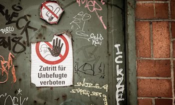 Motorhaube eines Mercedes CLA in Dresden-Mickten beschmiert