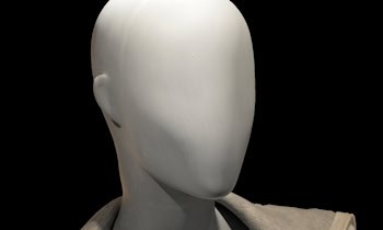 Zeugen gesucht: Schaufensterscheibe am Altmarkt beschädigt