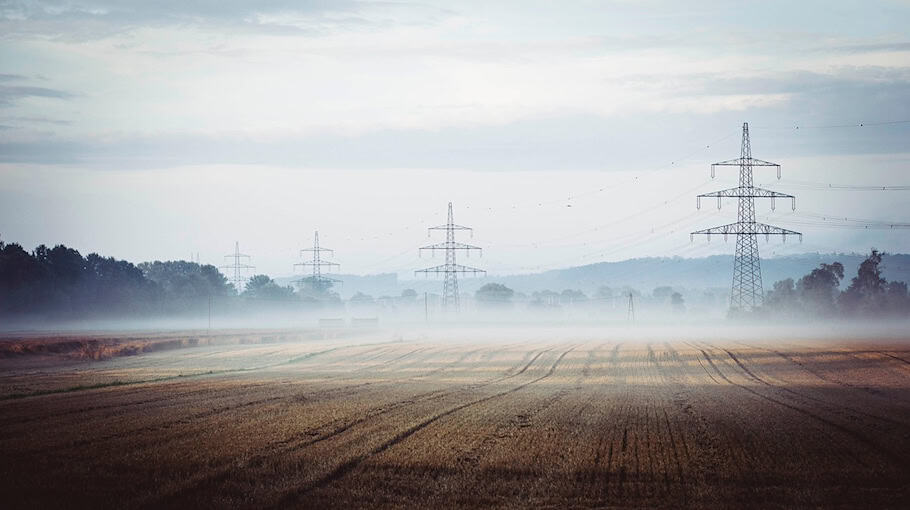 Opel prallt gegen Strommast in Radeburg – Fahrer schwer verletzt
