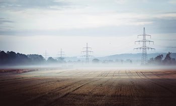 Opel prallt gegen Strommast in Radeburg – Fahrer schwer verletzt