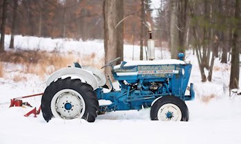 Traktor auf Weide beschädigt und Batterie gestohlen