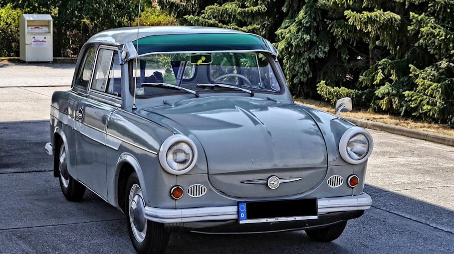 Trabant kollidiert mit Bahnübergang in Ottendorf-Okrilla