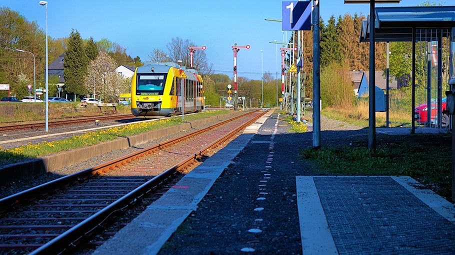 Sachbeschädigung an Wartehäuschen in Paulsdorf