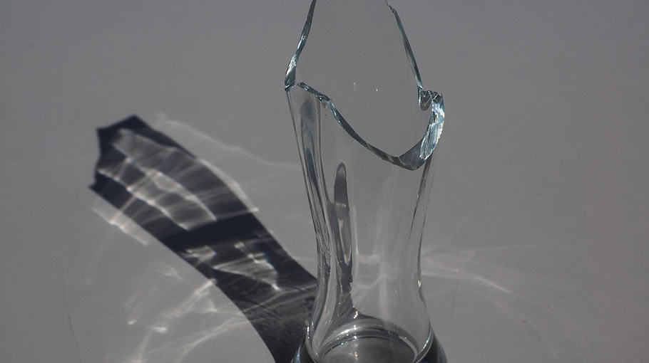 Scheiben an Verwaltungsgebäude in Freital-Döhlen beschädigt