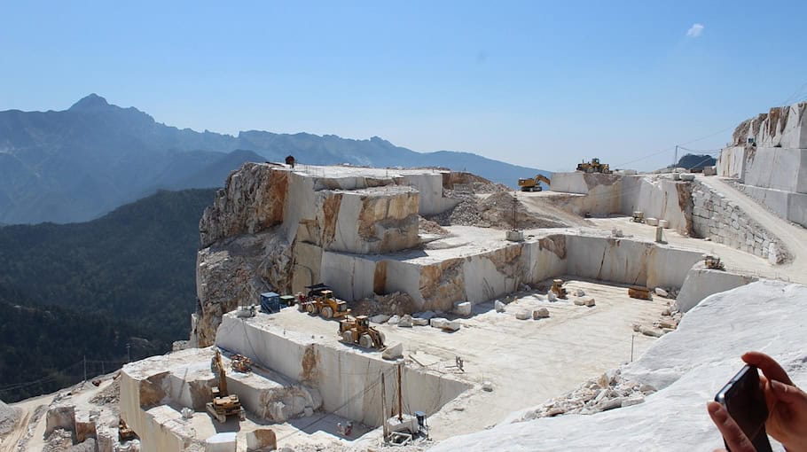 Steinwurf beschädigt Auto auf A4 bei Görlitz