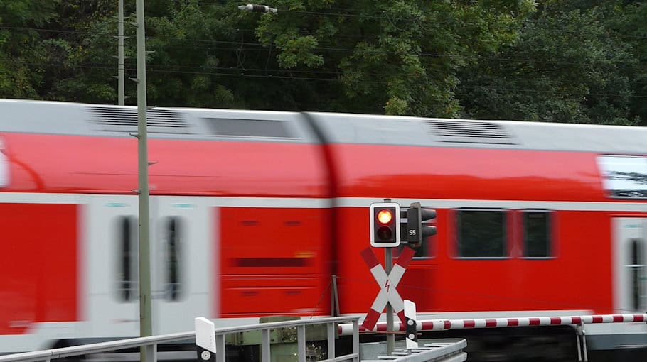VW prallt gegen Bahnschranke in Stolpen