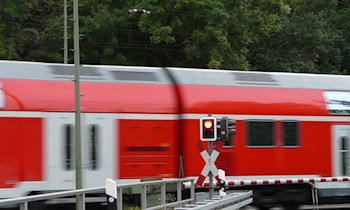 VW prallt gegen Bahnschranke in Stolpen