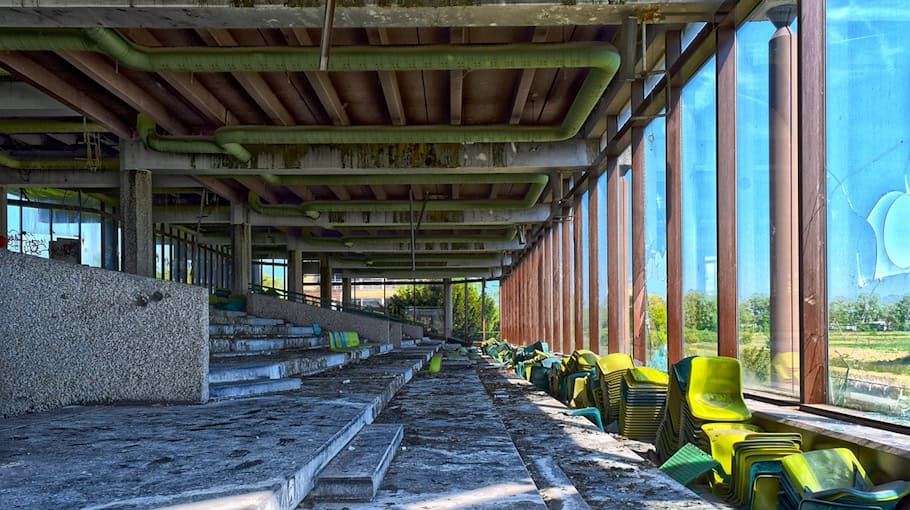 Herabfallender Stein beschädigt Ford Transit auf A17 bei Bannewitz