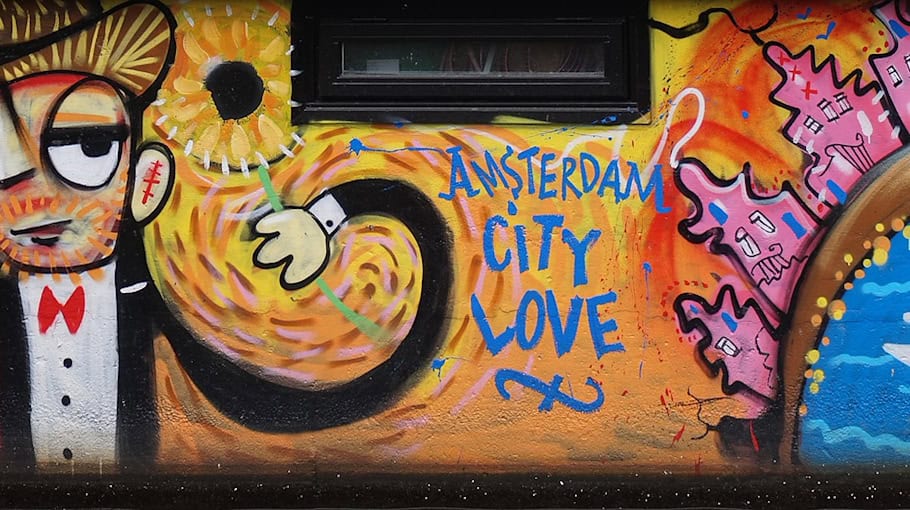 Fassade mit verfassungsfeindlichem Symbol beschmiert in Bautzen