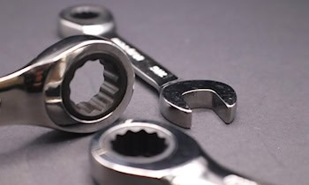 Garagenaufbruch in Weißwasser: Fahrzeugteile aus Opel gestohlen