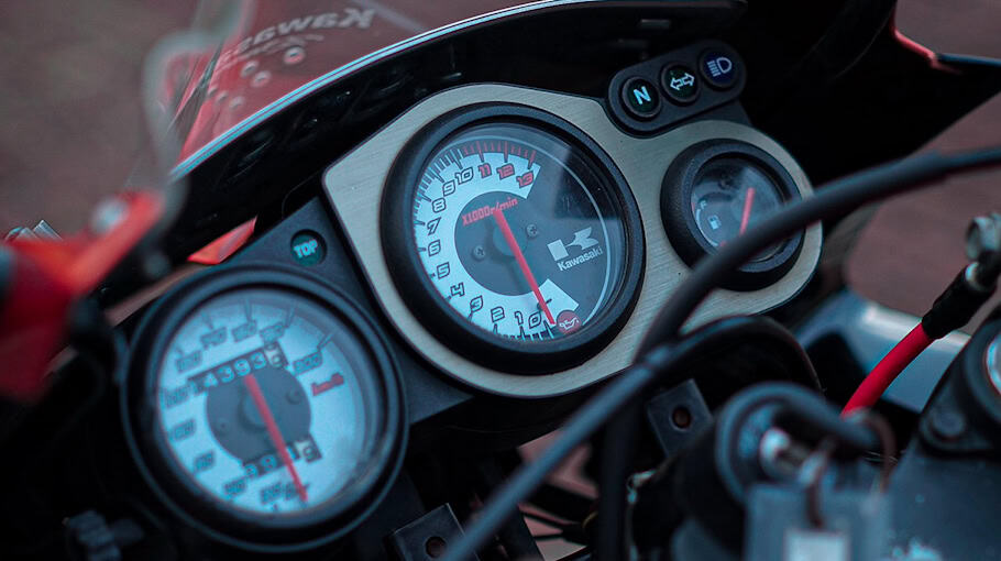 Kawasaki ZX 900 aus Parkhaus gestohlen