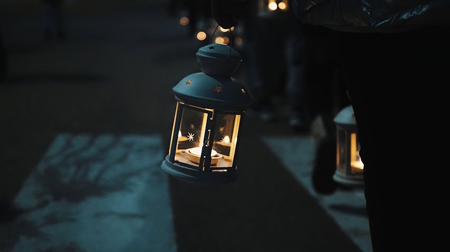 Fahrer flüchtet nach Laternenunfall in Krauschwitz