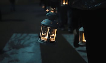 Fahrer flüchtet nach Laternenunfall in Krauschwitz