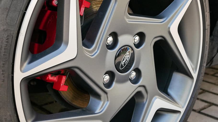 83-Jähriger fährt mit beschädigter Felge auf Verkehrsinsel