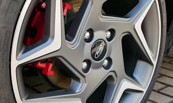 83-Jähriger fährt mit beschädigter Felge auf Verkehrsinsel