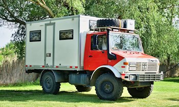 Wohnmobil rollt am Parkplatz gegen Lkw in Schönfeld