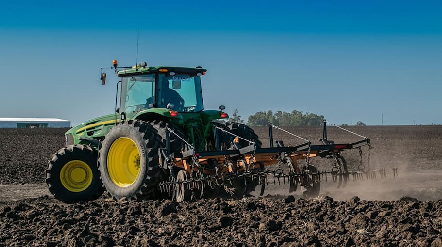 Mercedes kollidiert mit Traktor in Lauenhain