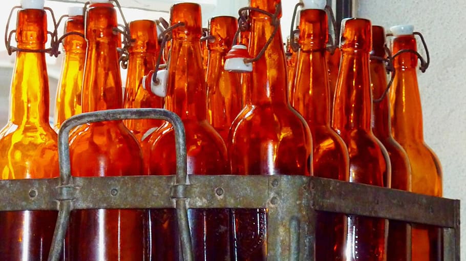 Hunderte Bierkisten blockieren B93 in Zwickau-Crossen