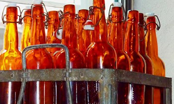 Hunderte Bierkisten blockieren B93 in Zwickau-Crossen