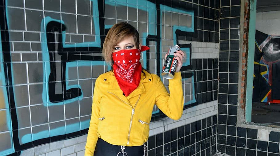 Neun Gasflaschen von Firmengelände gestohlen