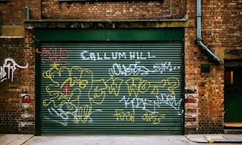 Vandalismus: Fünf Glasscheiben an Halle in Weißwasser beschädigt